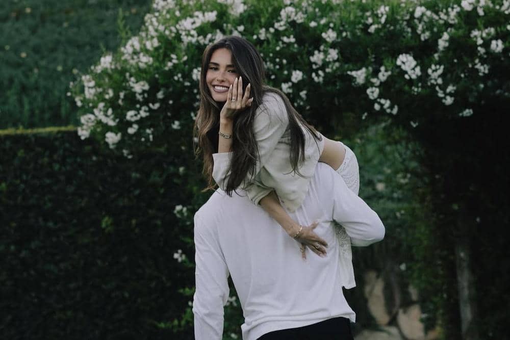 Madison Beer dan Justin Herbert Resmi Bertunangan, Intip 9 Momennya!