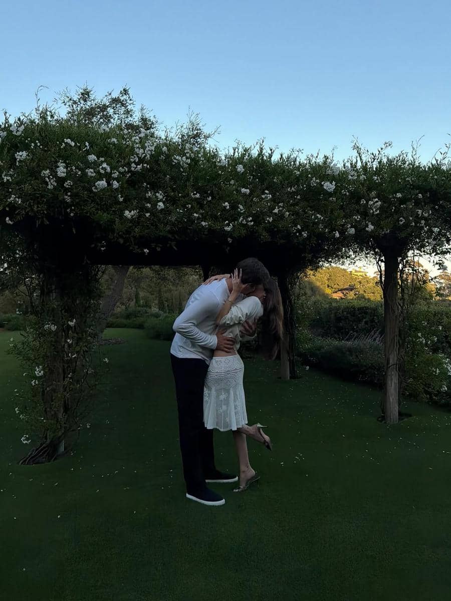 Madison Beer dan Justin Herbert Resmi Bertunangan