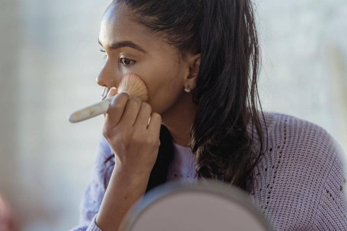 menggunakan kuas blush on yang benar
