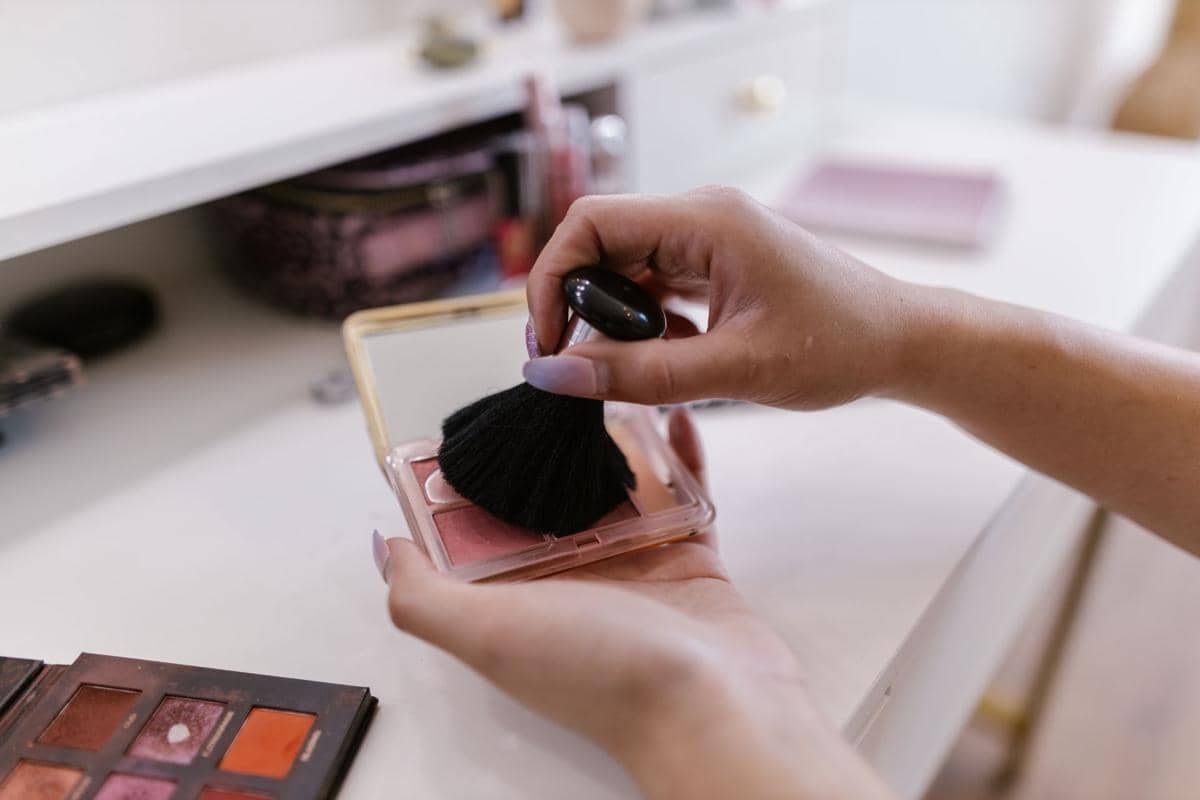 mengaplikasikan blush on