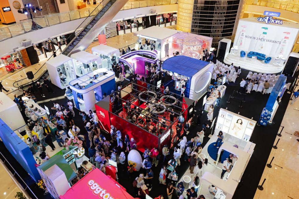 Suasana acara GloUtopia: Unilever Indonesia x Shopee Hyper Brand Day di Main Atrium Senayan City.