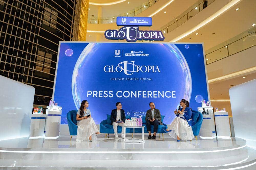 Abel Cantika, Samuel Pandhega, dan Julian Kamil berbicara dalam talk show GloUtopia Unilever Indonesia dan Shopee.