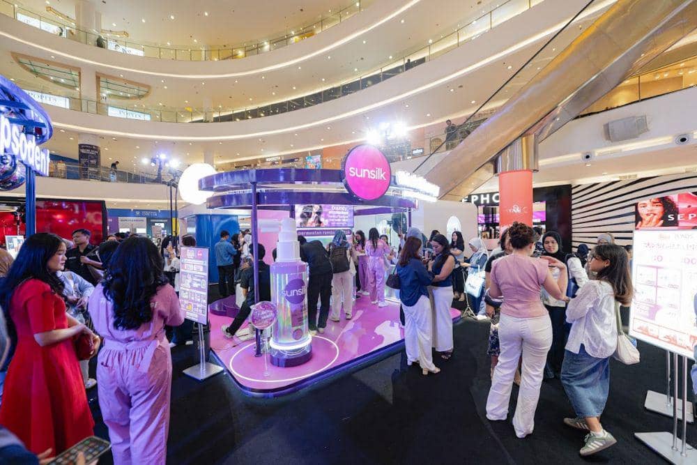Deretan booth brand Unilever Indonesia di area GloUtopia: Unilever Indonesia X Shopee Biggest Creator Festival yang meriah.