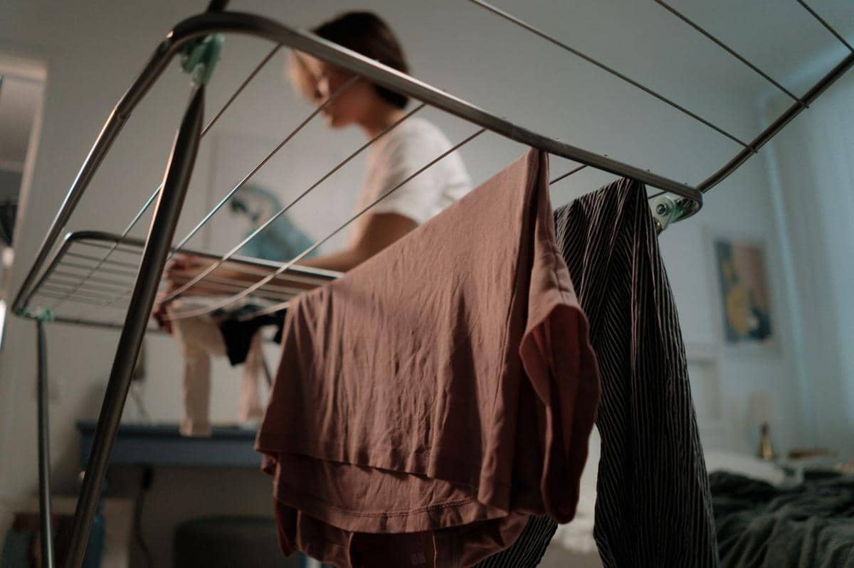Menjemur baju
