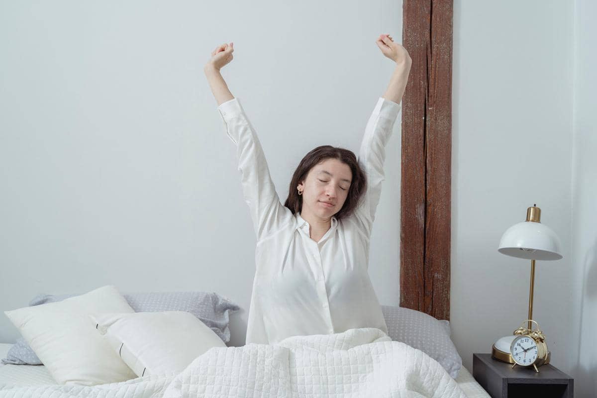 Ilustrasi seorang wanita bangun tidur di pagi hari