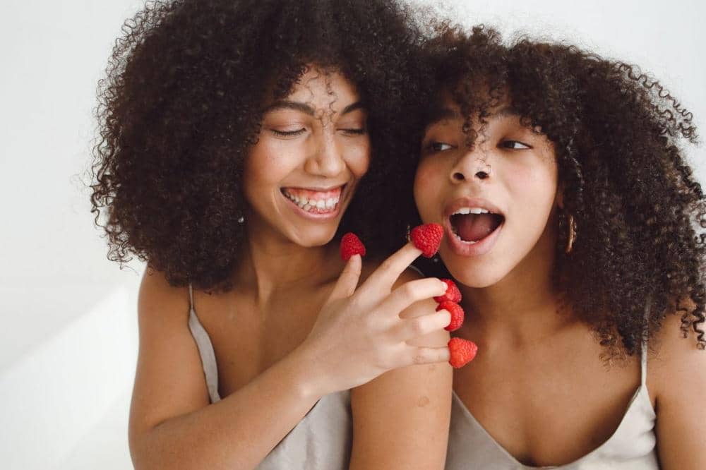 Kenapa wajah bruntusan padahal skincare sama?