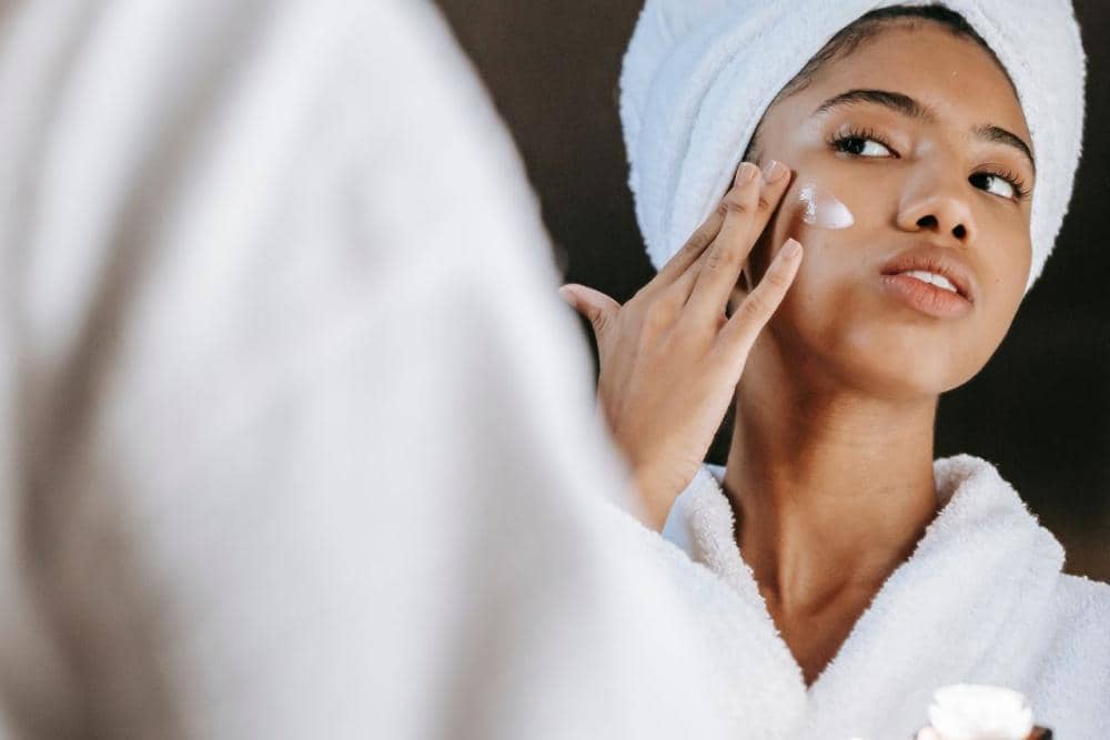 Kenapa wajah bruntusan padahal skincare sama?