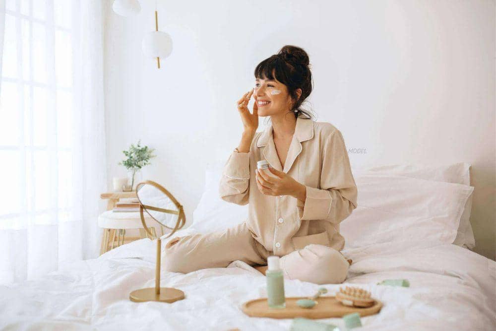 5 Urutan Skincare Malam agar Wajah Glowing Bebas Kusam