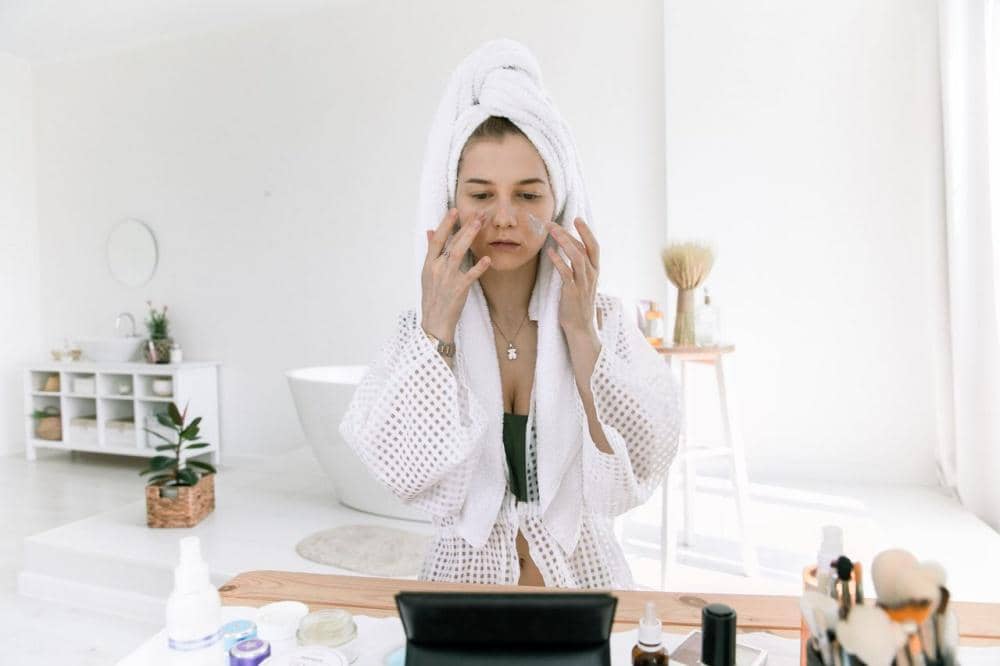Kenapa wajah bruntusan padahal skincare sama?