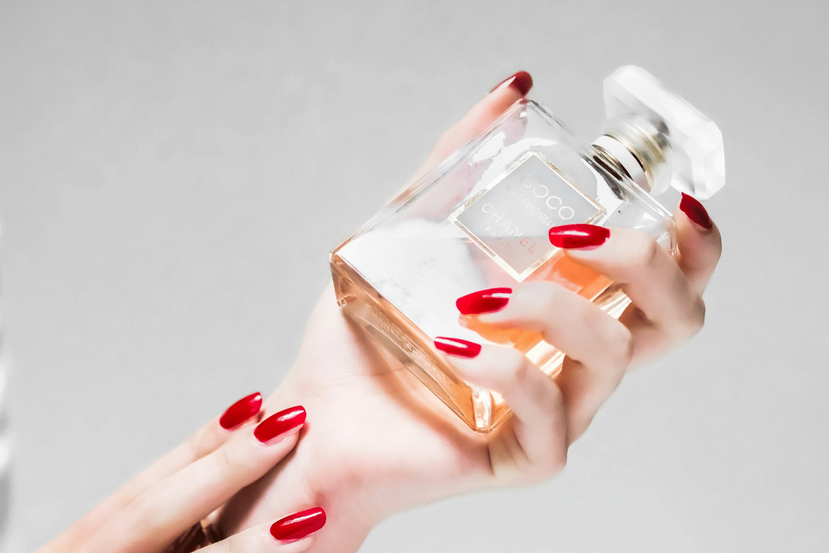 ilustrasi perempuan sedang menggenggam botol parfum