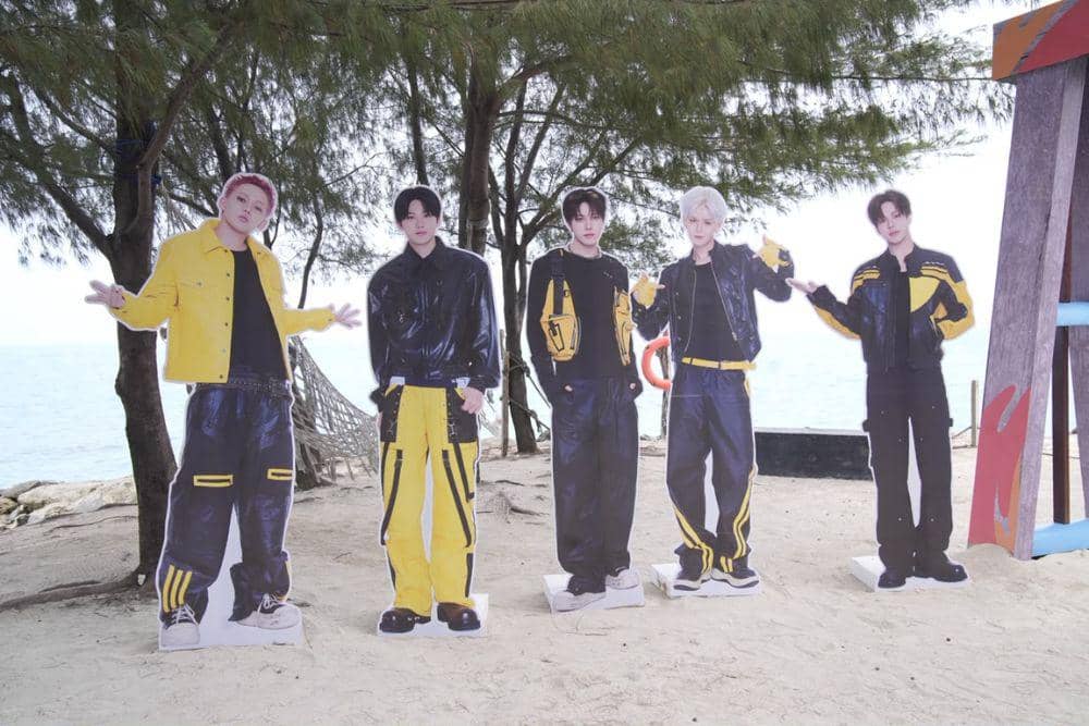 Standee grup K-pop TREASURE terpajang di area konferensi pers Chitato dan Chitato Lite bertajuk Make The Wave You Lite.