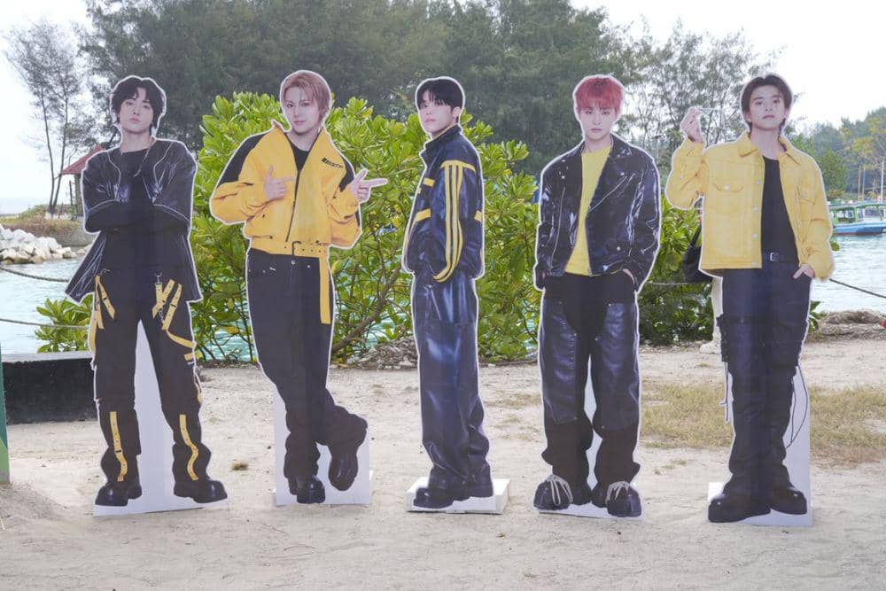 Standee TREASURE yang dipajang pada konferensi pers Chitato dan Chitato Lite bertajuk Make The Wave You Lite.
