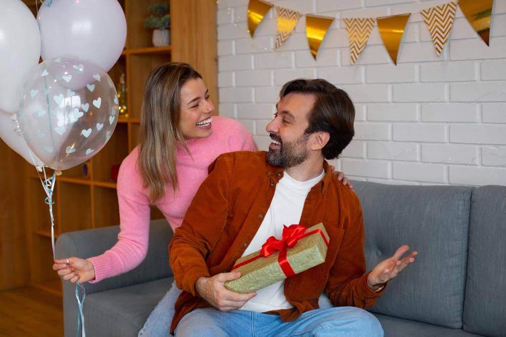 6 Kado Anniversary yang Berguna untuk Suami, Fungsional dan Berkesan