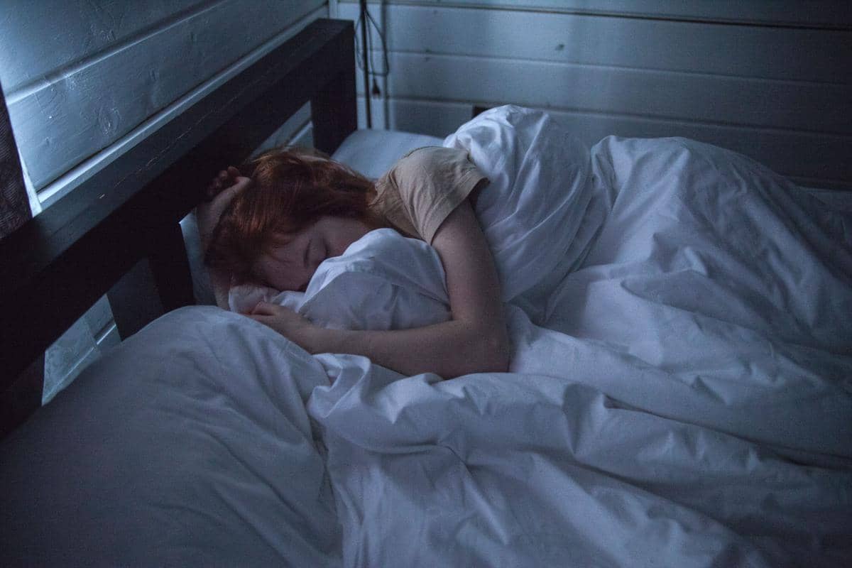 seorang wanita yang sedang tidur nyenyak