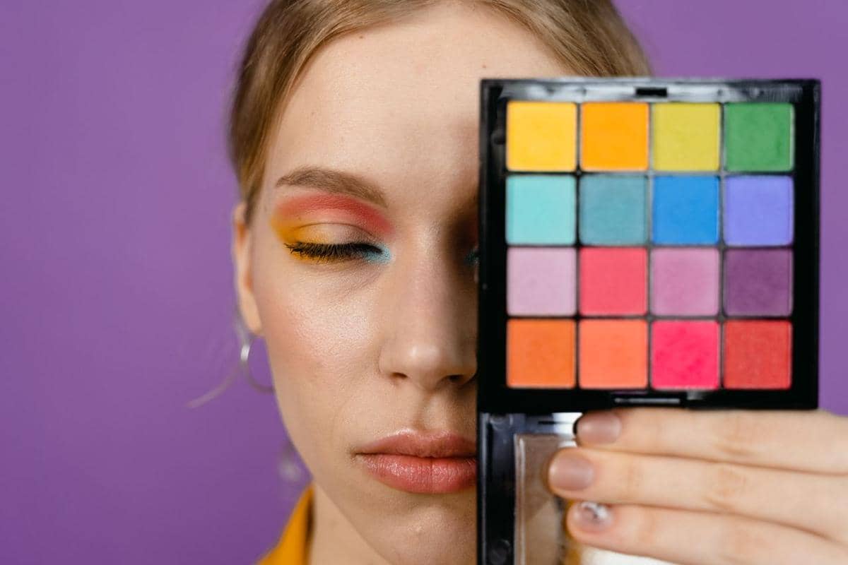 Ilustrasi eyeshadow palette colorful