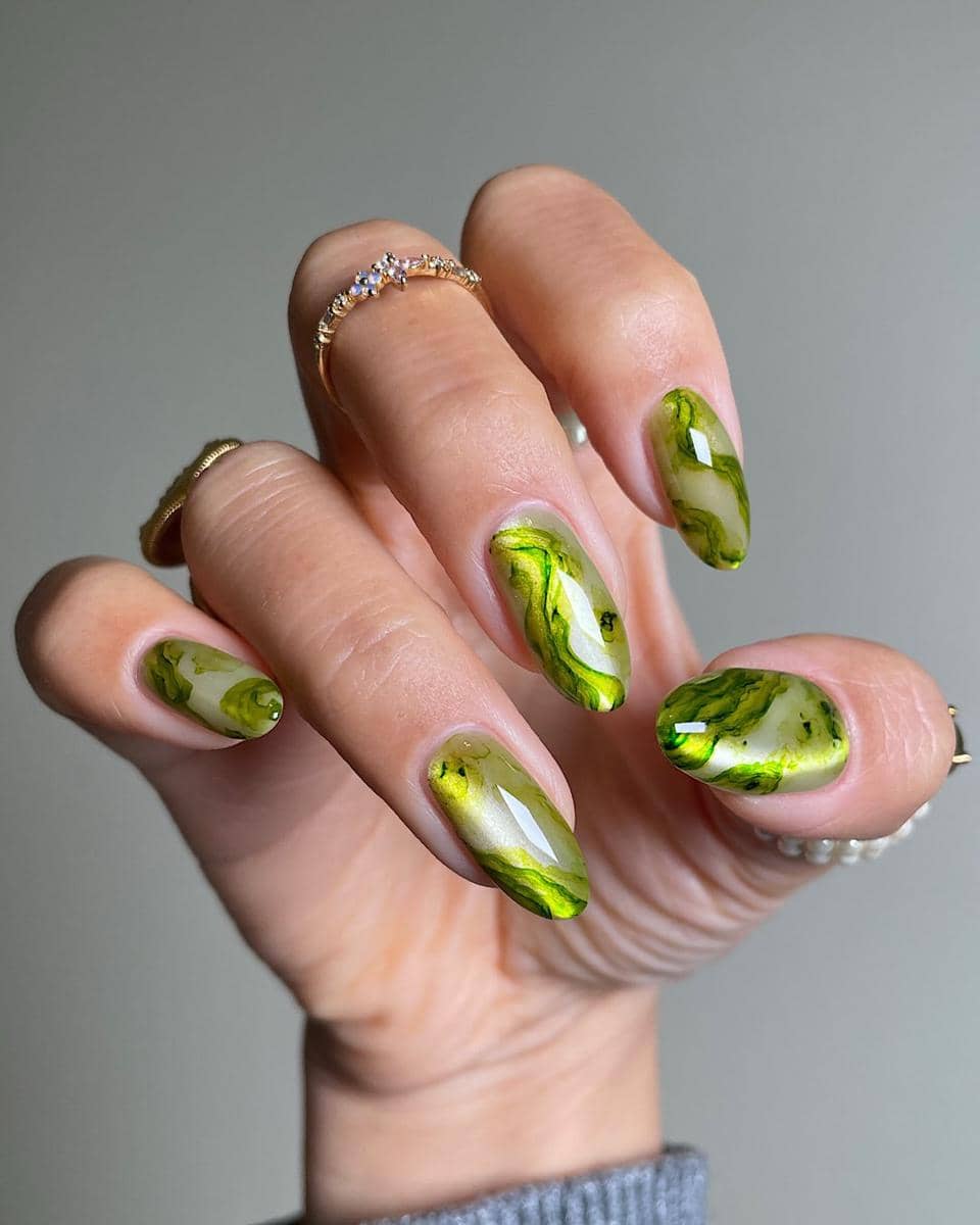 Nail art olive