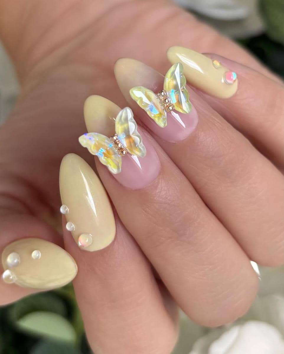 Inspirasi Nail Art Warna Butter Yellow yang Playful