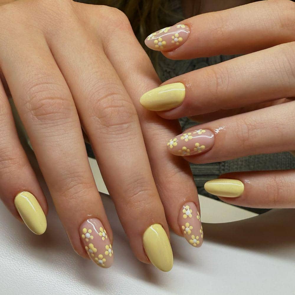 Inspirasi Nail Art Warna Butter Yellow yang Playful