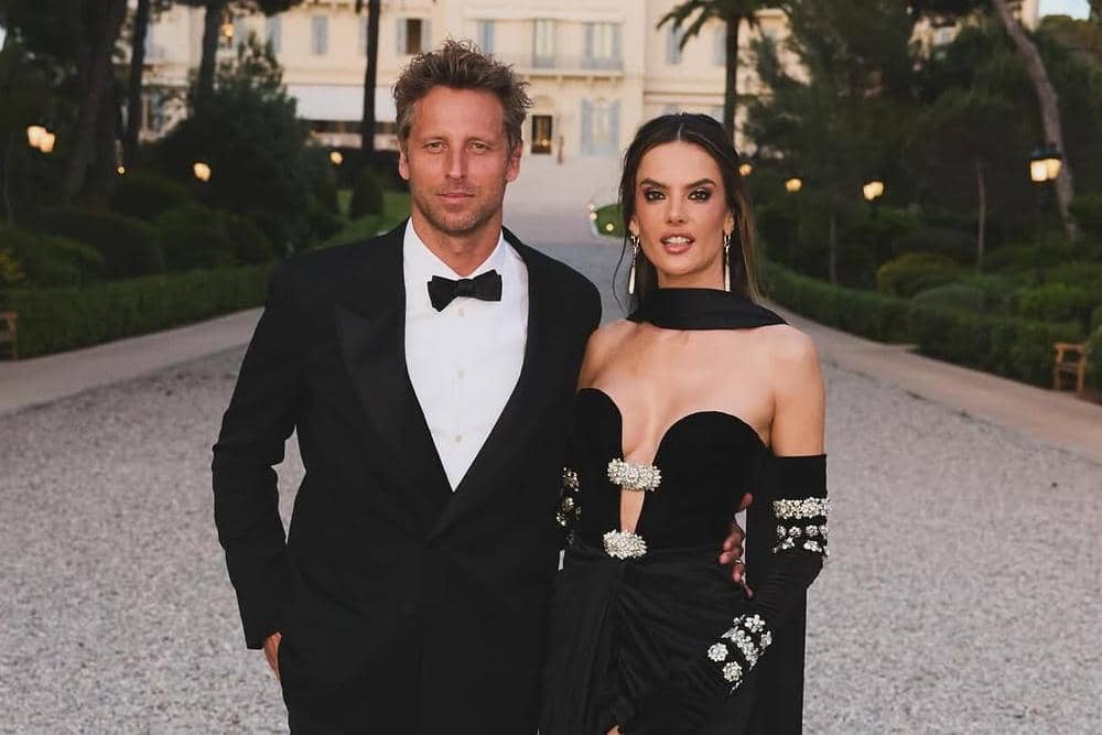 2 Tahun Pacaran, Alessandra Ambrosio Dilamar Buck Palmer di NIHI Sumba