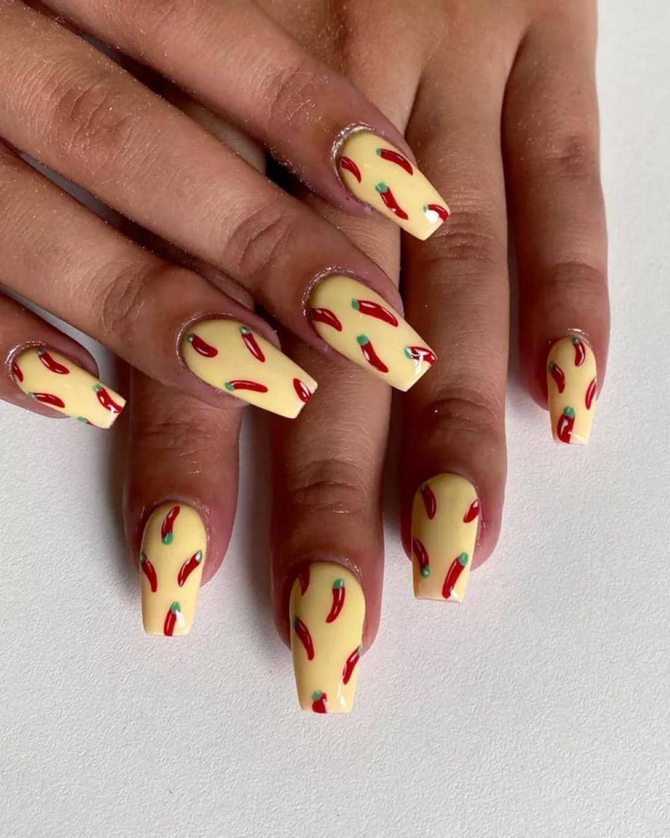Inspirasi Nail Art Warna Butter Yellow yang Playful