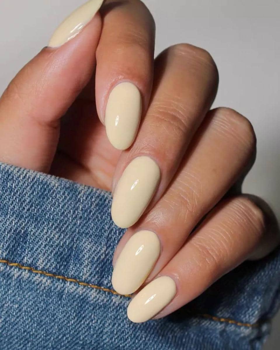 Inspirasi Nail Art Warna Butter Yellow yang Playful