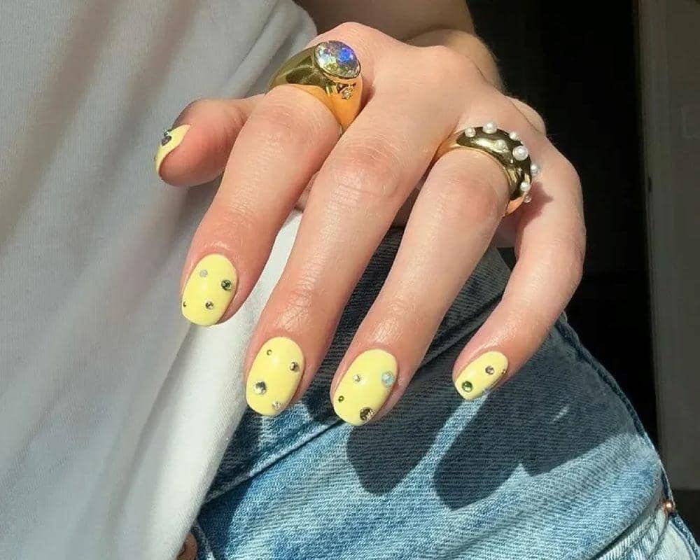 Inspirasi Nail Art Warna Butter Yellow yang Playful