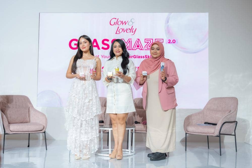 Kiri-Kanan_ _Nicole Rossi (Actress & Brand Ambassador Glow & Lovely), Ita Karo Karo (Brand Lead Glow & Lovely), Zulfa Hudaya (Research and Development Manager Glow & Lovely).jpg