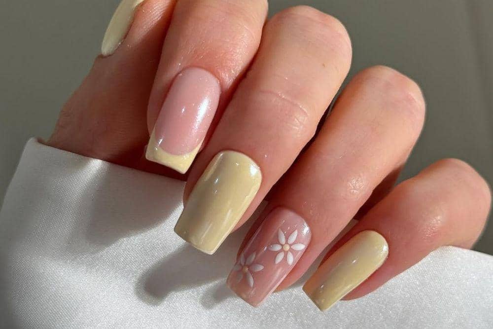 7 Inspirasi Nail Art Warna Butter Yellow yang Playful