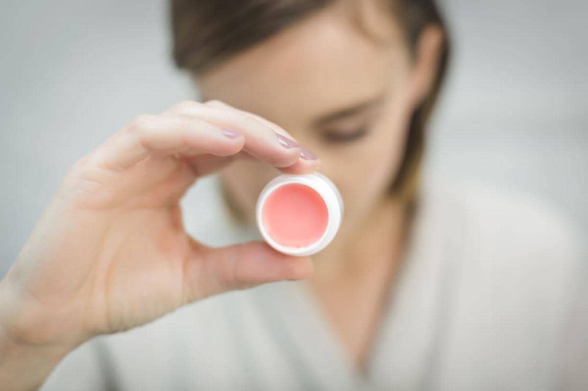 perbedaan lip balm dan lip serum