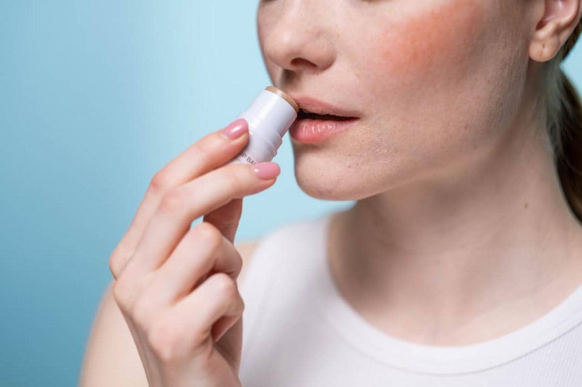 5 Perbedaan Lip Balm dan Lip Serum, Mana yang Cocok Buatmu?