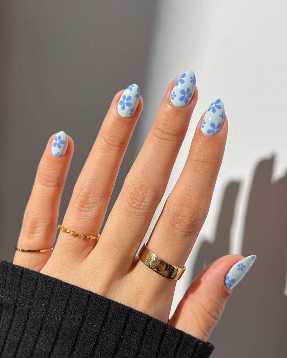 Inspirasi Nail Art Warna Baby Blue