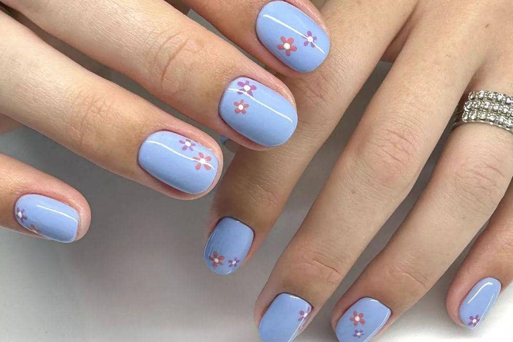 9 Inspirasi Nail Art Warna Baby Blue dengan Vibes Girly