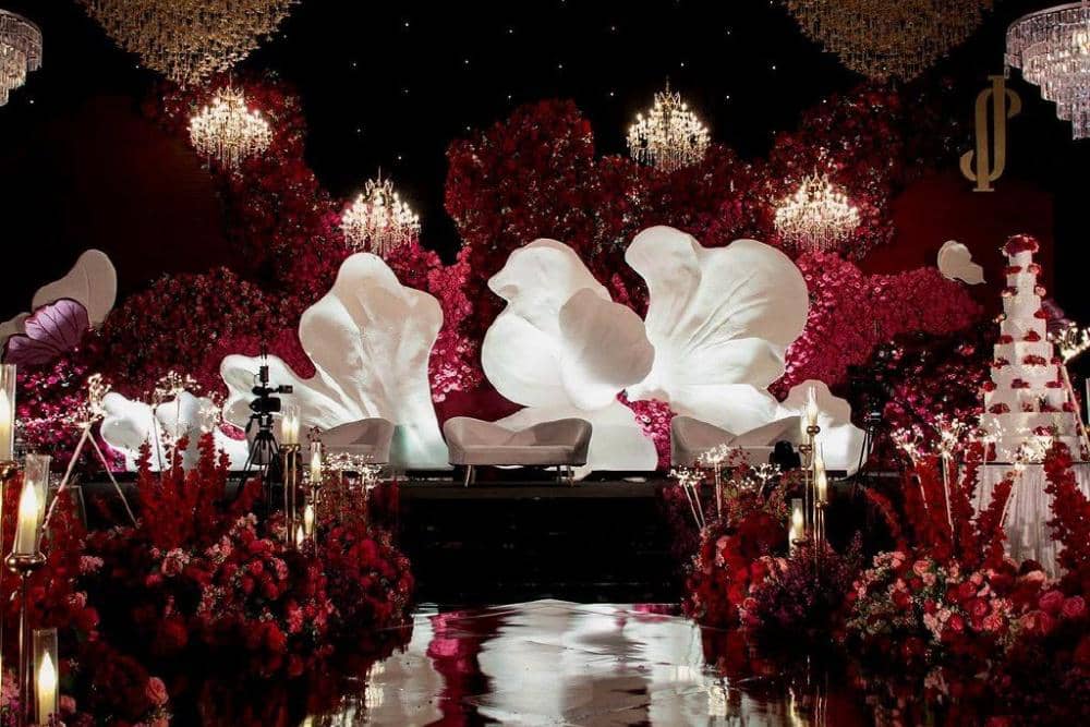 9 Ide Dekorasi Wedding Merah Maroon yang Elegan dan Timeless