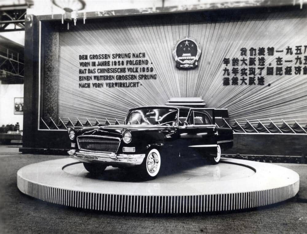 Hongqi CA72, sedan pertama Hongqi dirakit di Tiongkok pada 1958, menjadi mobil pertama yang diproduksi secara independen di Tiongkok.jpeg