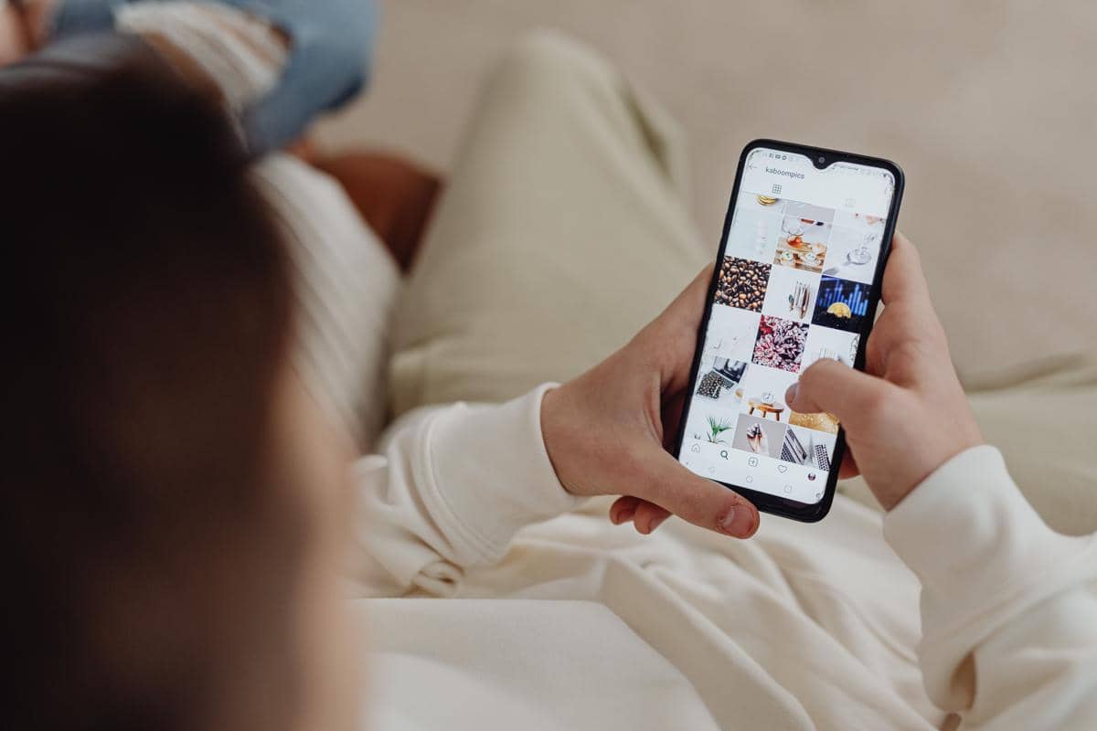 Ilustrasi scrolling social media 