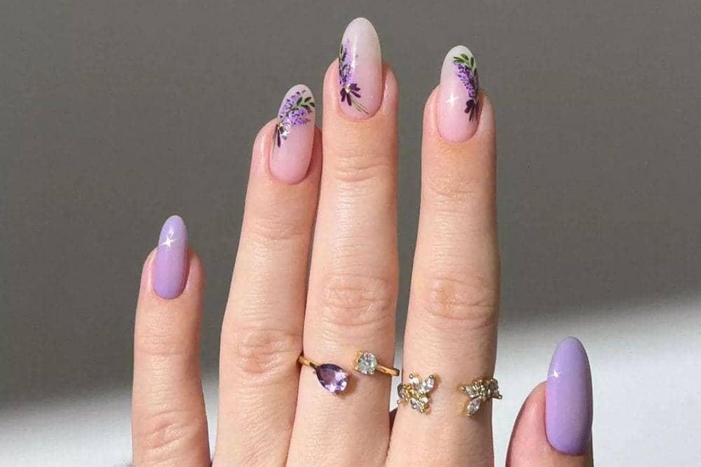 9 Inspirasi Nail Art Warna Lavender, dari Floral hingga Bejeweled
