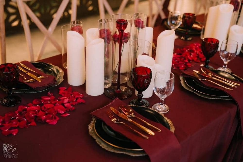 ide dekorasi wedding merah maroon