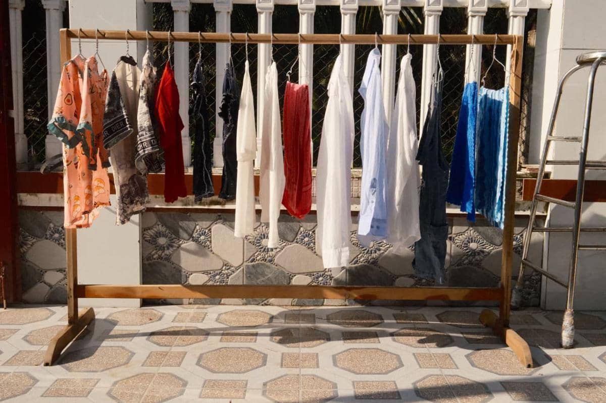 5 Cara Menghilangkan Bau Asap di Baju yang Ampuh dan Mudah