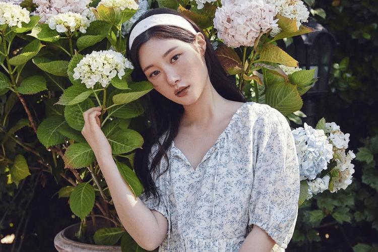 Dress Floral vs. Dress Polos untuk Tampil Awet Muda A La Artis K-Pop