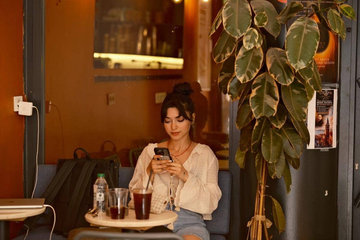 Bukan Cuma FOMO, Ternyata ini Alasan Gen Z & Millennial Betah Berlama-Lama 'Nongkrong' di Coffee Shop