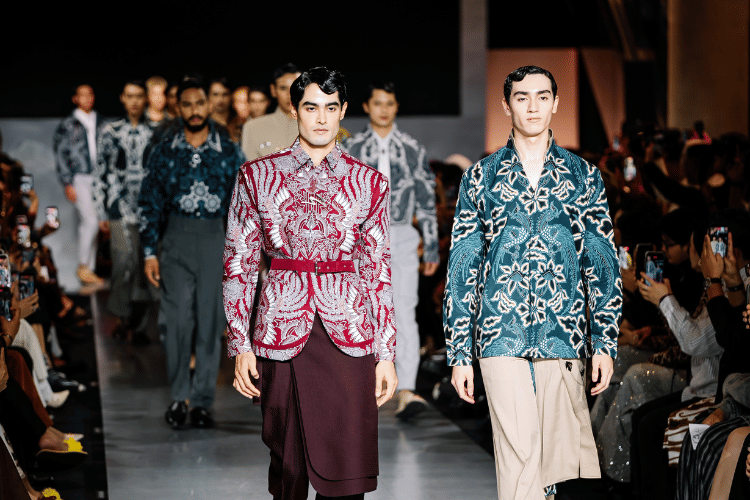 TEMMA PRASETIO for IWAN TIRTA Tampilkan Look Batik Modern di MBFWKL