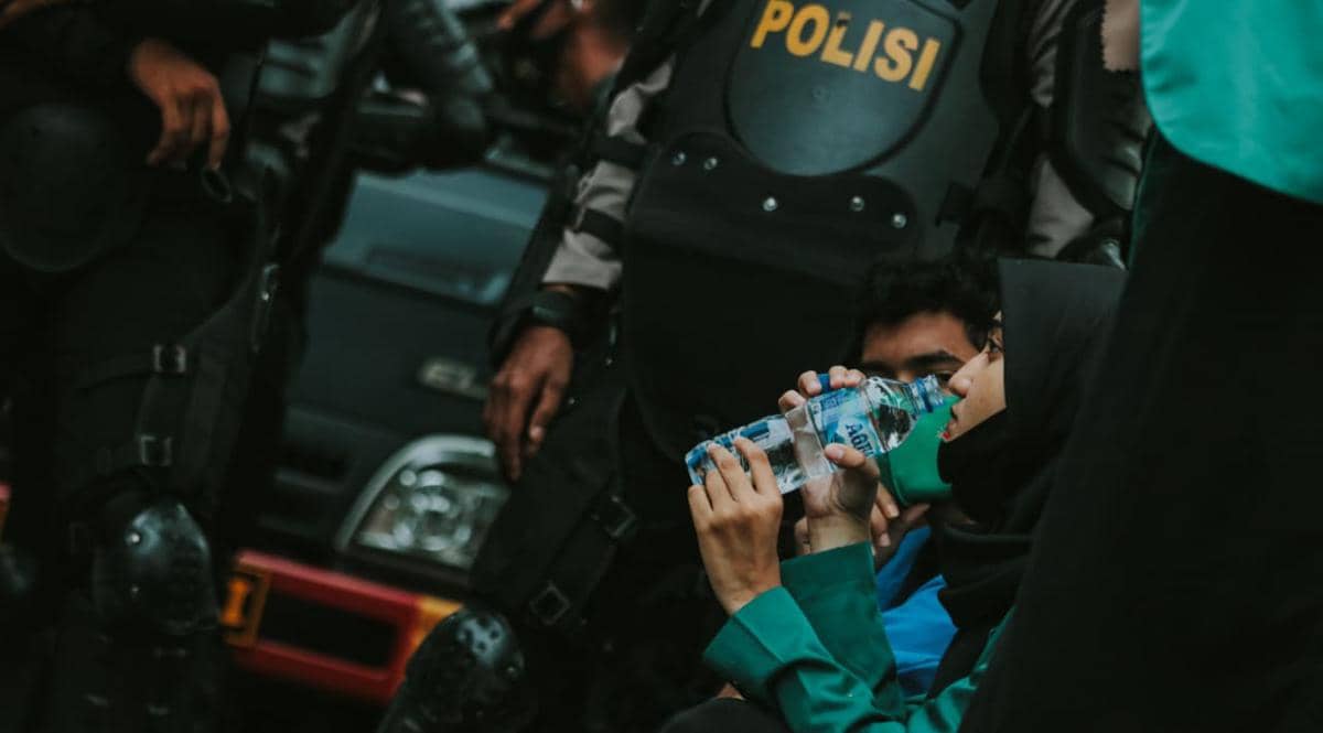 cara mengatasi gas air mata