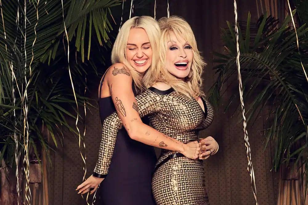 Jadi Ibu Baptis, Ini 7 Fakta Kedekatan Miley Cyrus dan Dolly Parton