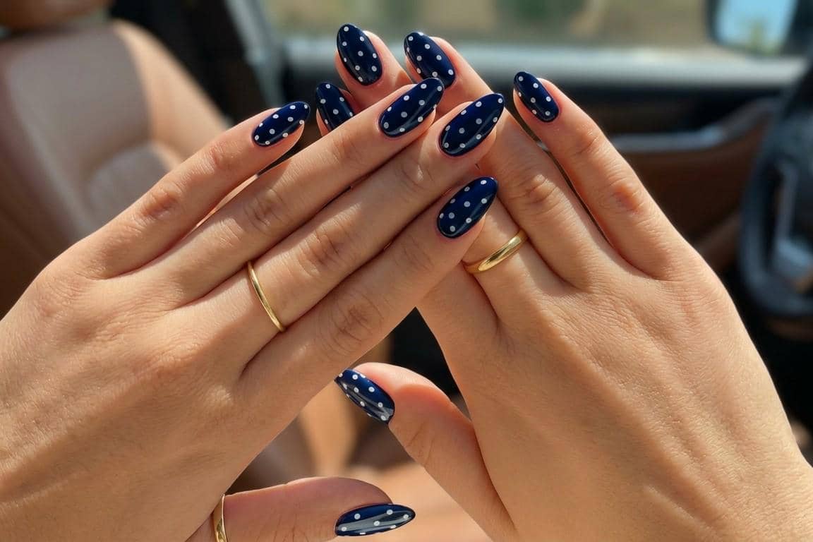 7 Inspirasi Nail Art Warna Cobalt Blue yang Elegan dan Statement