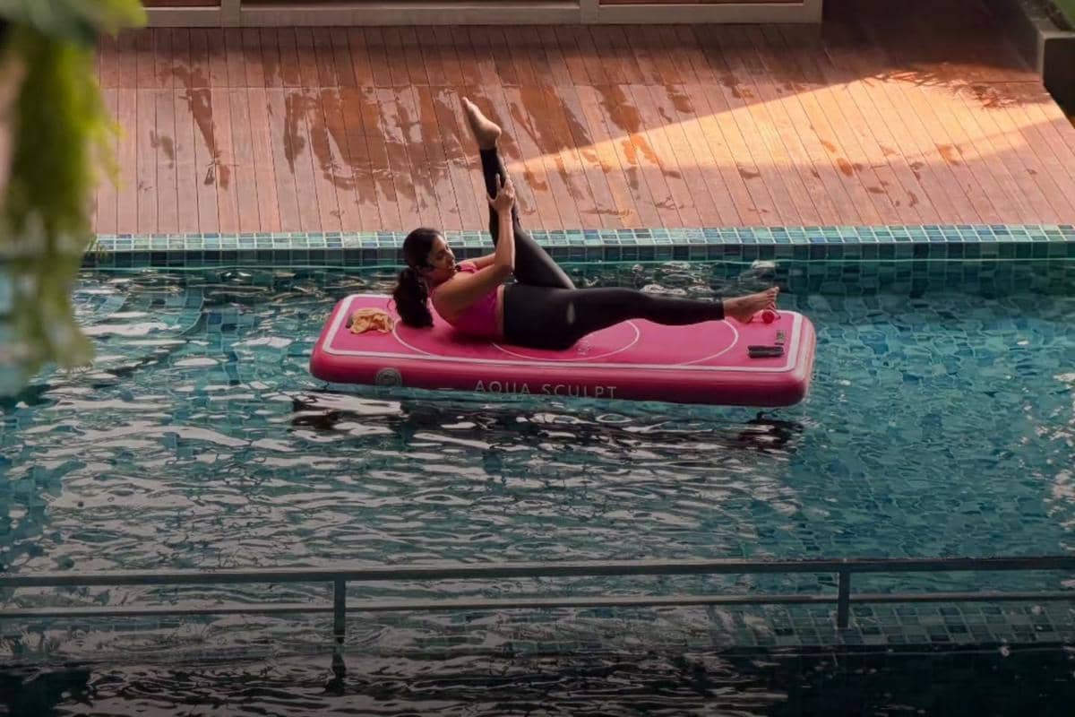 Mengenal Floating Yoga, Tren Yoga Unik yang Dilakukan di Atas Air