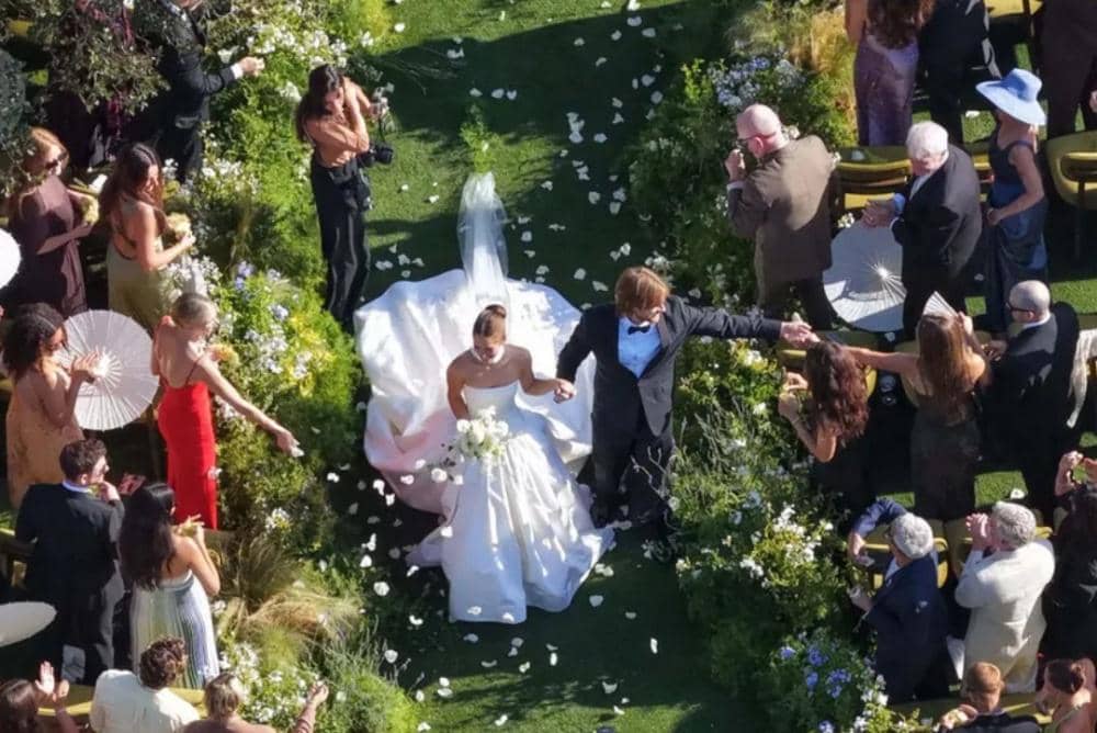 Finneas O'Connell dan Claudia Sulewski menikah