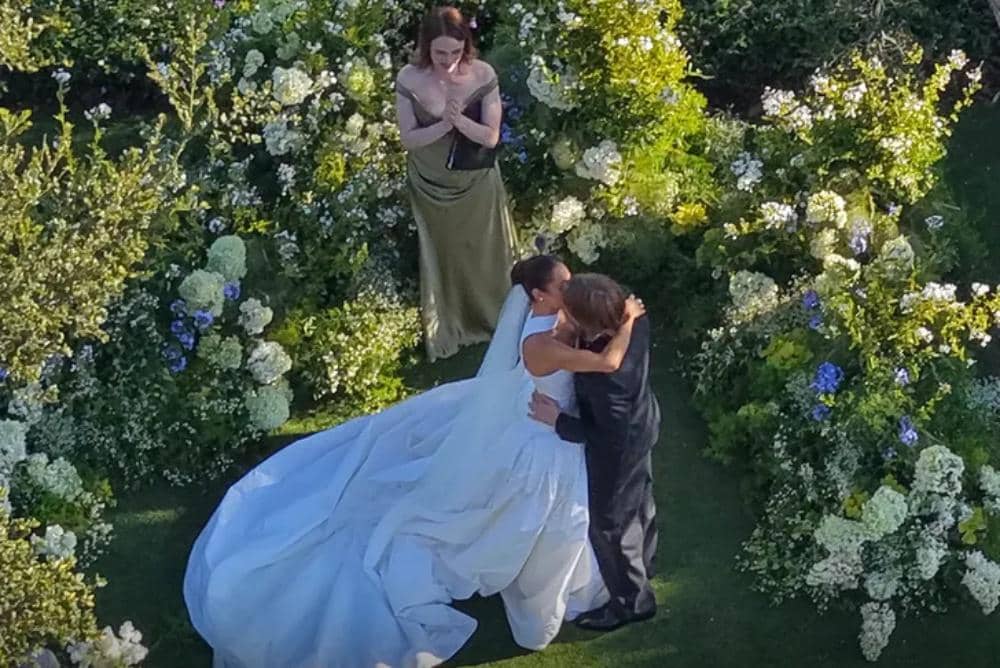 Finneas O'Connell dan Claudia Sulewski menikah