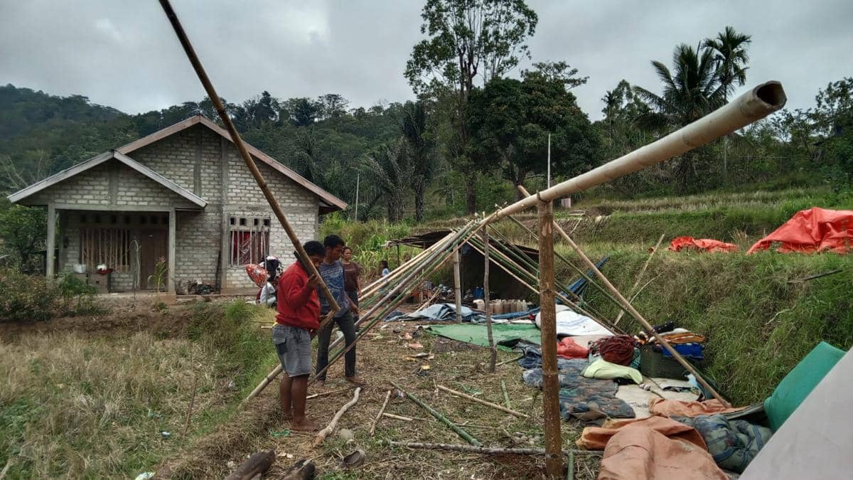 Pembangunan tenda darurat di NTT.jpeg