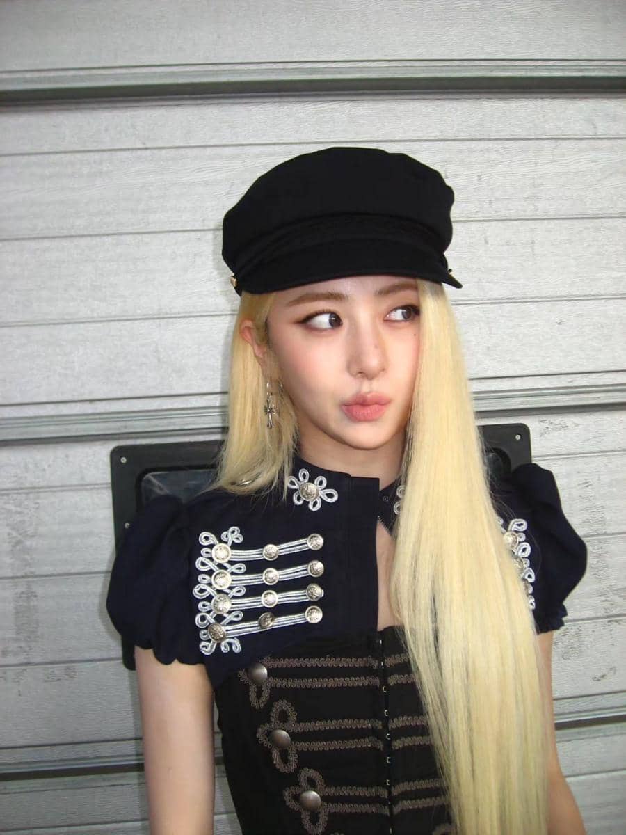 Huh Yunjin LE SSERAFIM