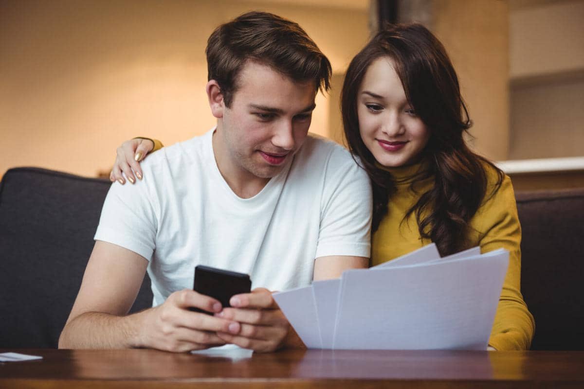 ilustrasi finansial pasangan, keuangan pasangan, diskusi keuangan, budgeting